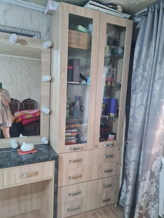 Косметологический столик с зеркалом
