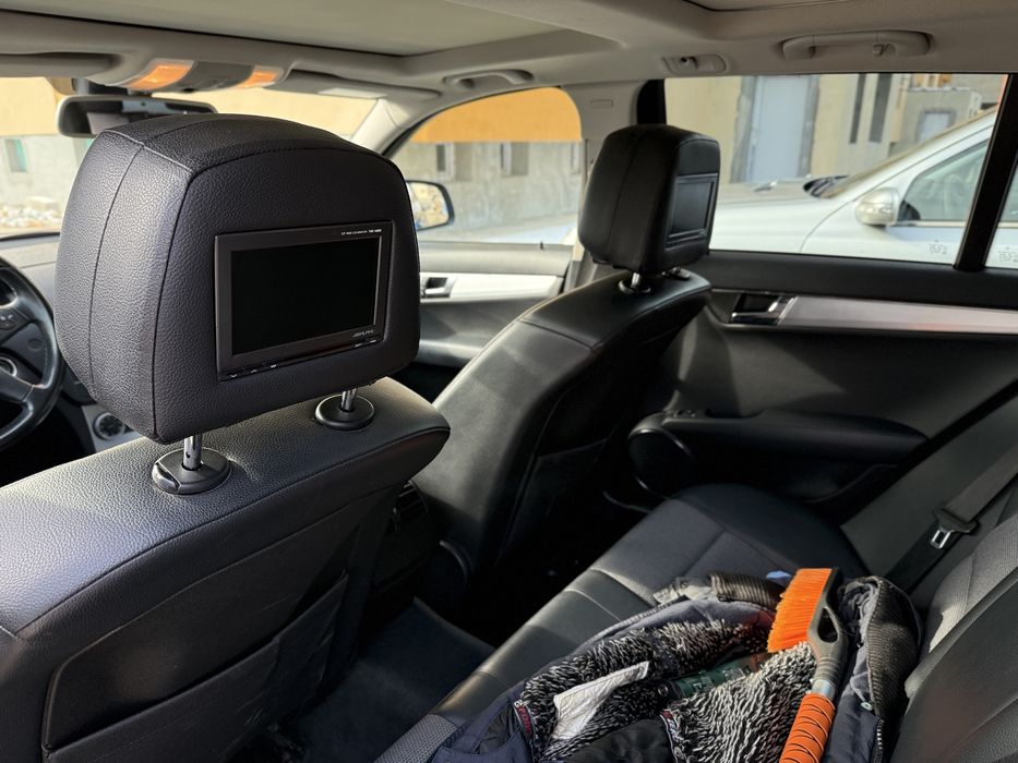 автомобилен DVD плейър с два монитора Alpine