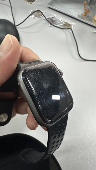 Apple Watch Series 4 в отличном состоянии