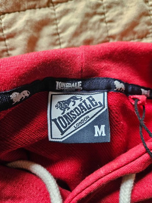 Hanorac rosu cu gluga Lonsdale London cu print/imprimeu