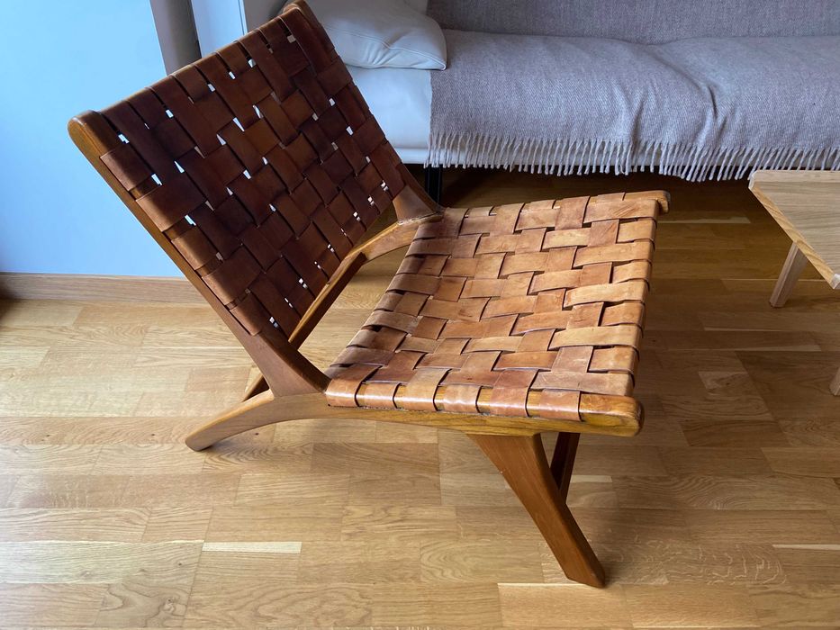 Vand scaun piele, cu picioare din lemn exotic