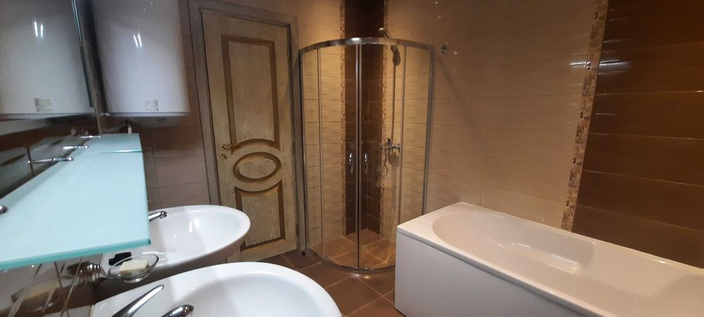 Дава се под наем Тристаен апартамент в Бургас, Център - 104 кв.м за 765 € - Снимка #6