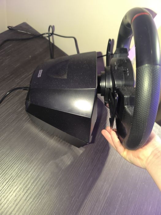 Продавам волан с педали и допълнителна игра Grand turismo 7