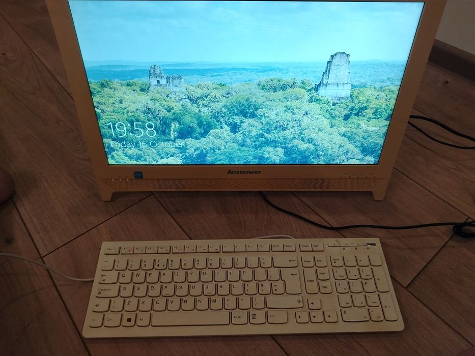 PC Lenovo All-în-One calculator