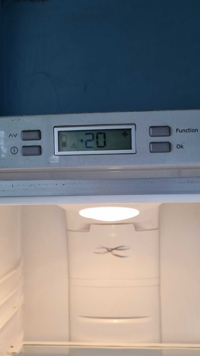 Хладилник с фризер Electrolux