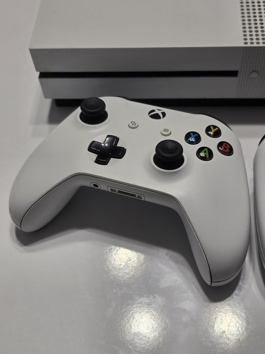 Продавам конзола Xbox One S + 2 оригинални контролера