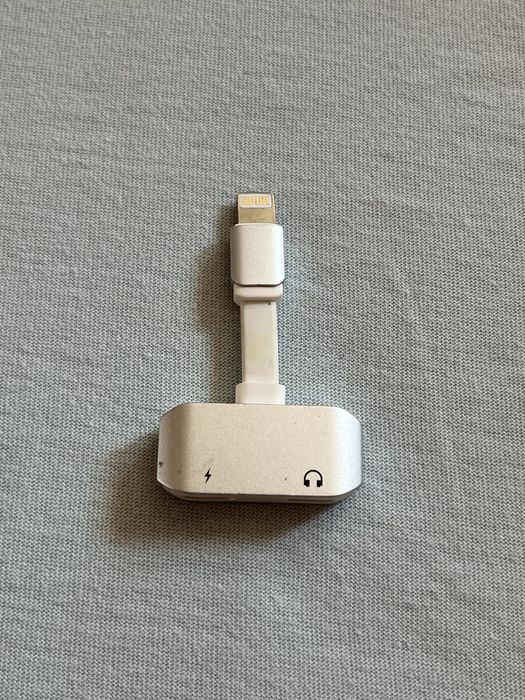 Adaptor lightning-jack -incarcare