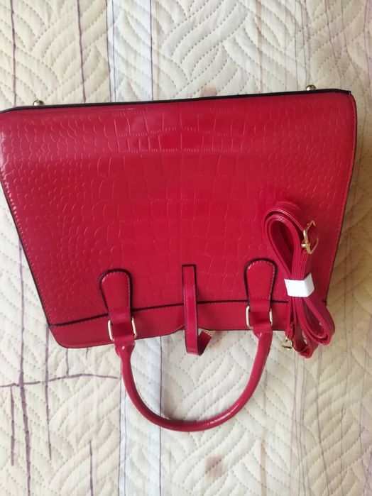 Чисто нова луксозна дамска лачена чанта червен лак