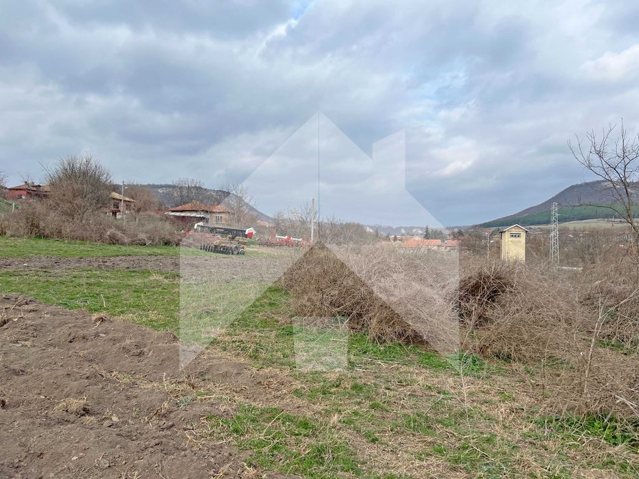 ПРОДАВА парцел в регулация 2,5 ДКА в с. Стоян Михайловски.