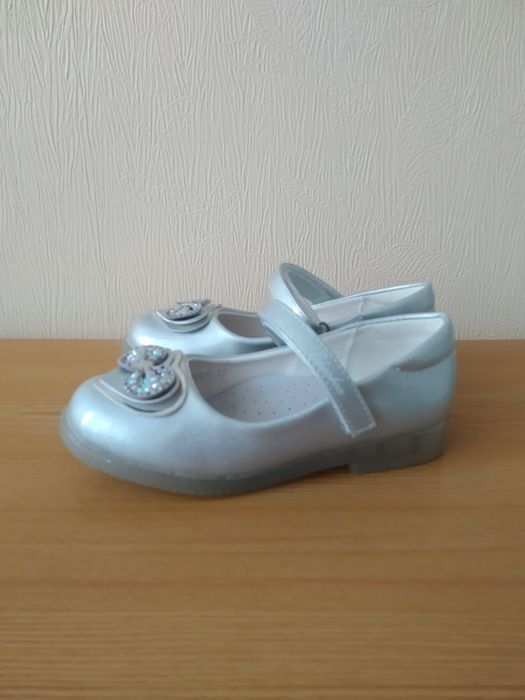 Туфли для девочки, 27р., цвет - серебро.