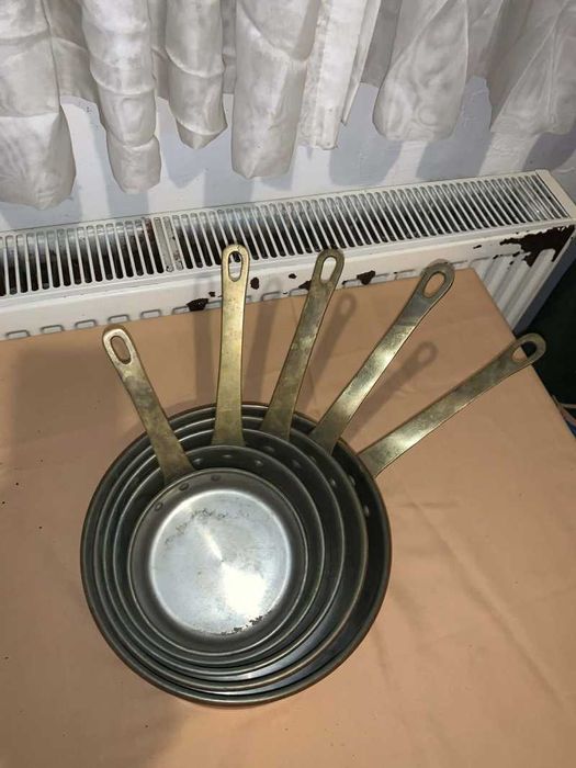 Set de cinci vase din cupru cu maner din bronz