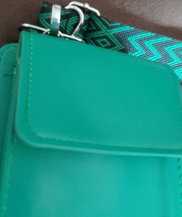 Зелена чантичка портфейл