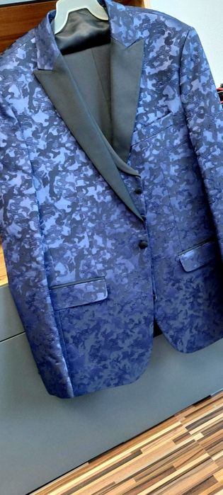 Vând costum marimea 52 slim fit!