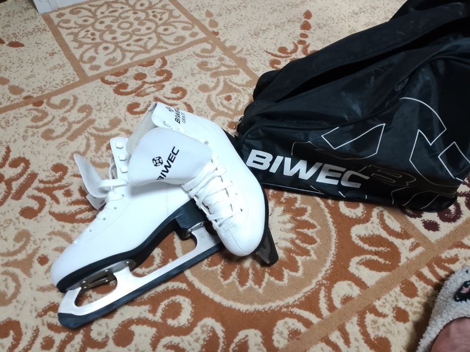 Продам коньки почти новые состояние просто бомба размер 33/34