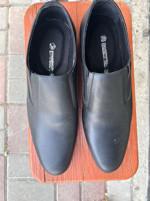 Продам новые уставные туфли размер 40-41