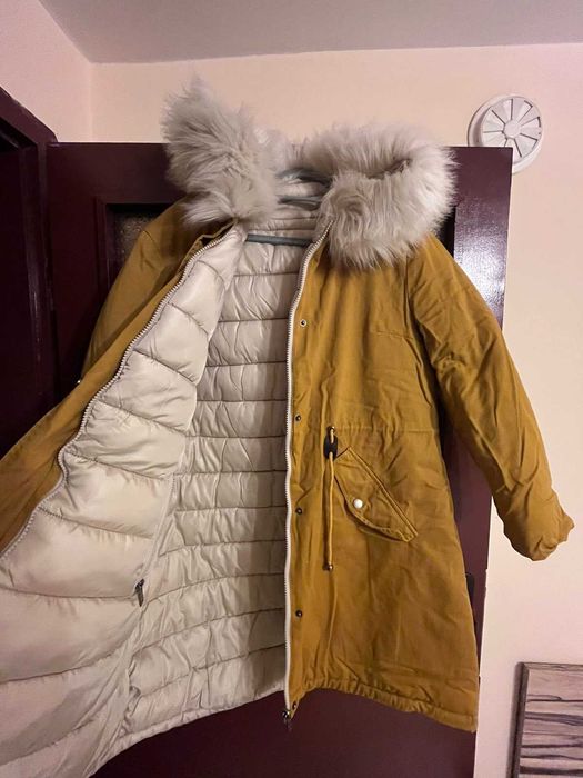 Продавам дамско зимно двулицево яке