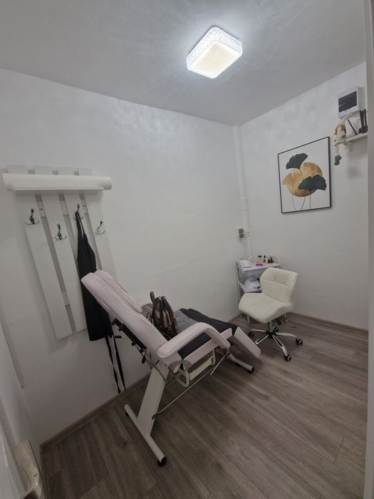 Vând spațiu comercial în Reșița, zona govândar (victoria)
