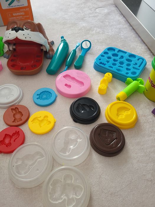 Куче на зъболекар и формички за пластелин