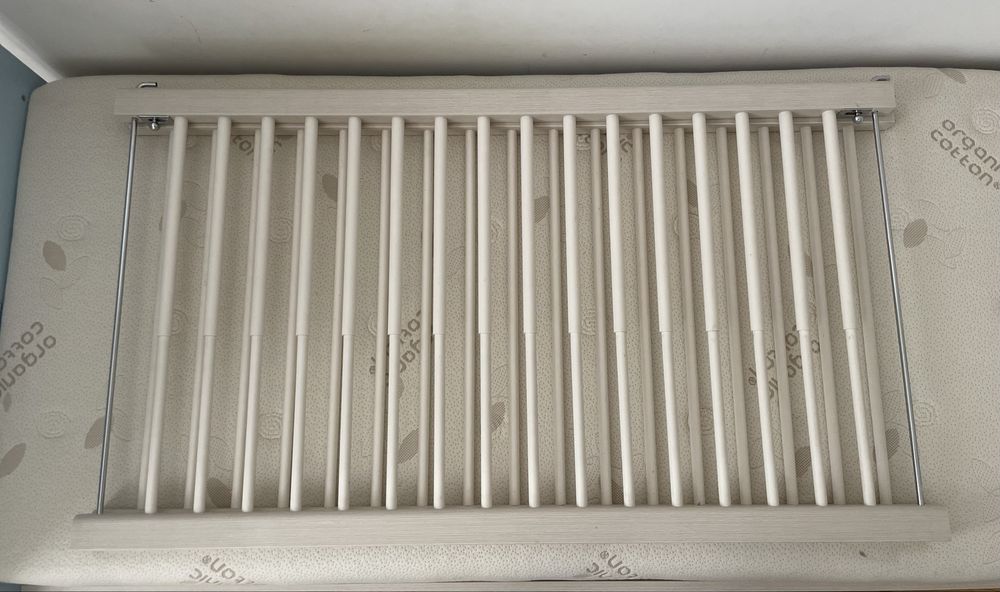 Синьо детско легло Cilek с матрак и шкафчета.