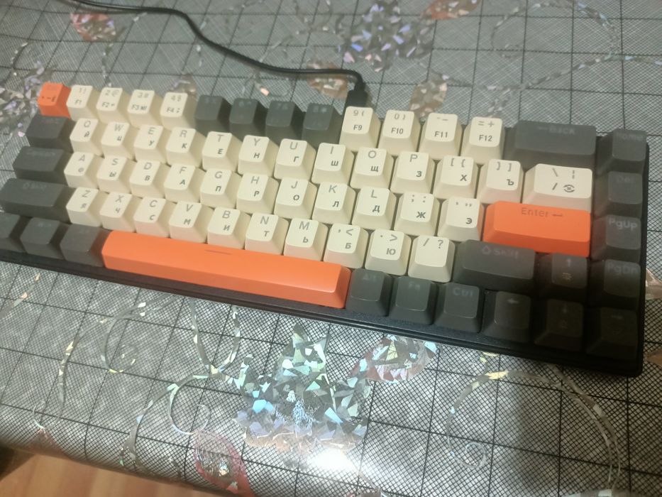 Продаю клавиатиру и мы́ш