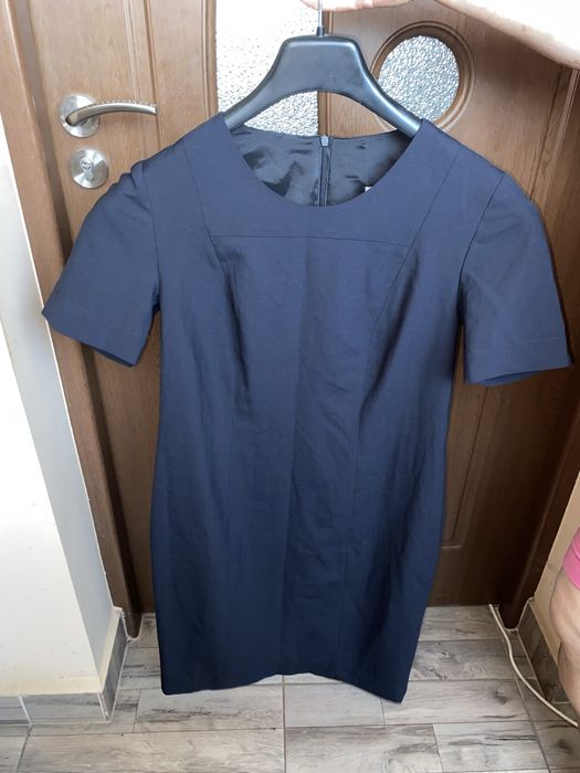 Rochie neagră Teamdress, ideală pentru birou sau ținute elegante.