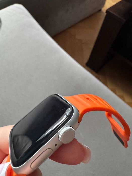 Часовник Apple Watch SE
