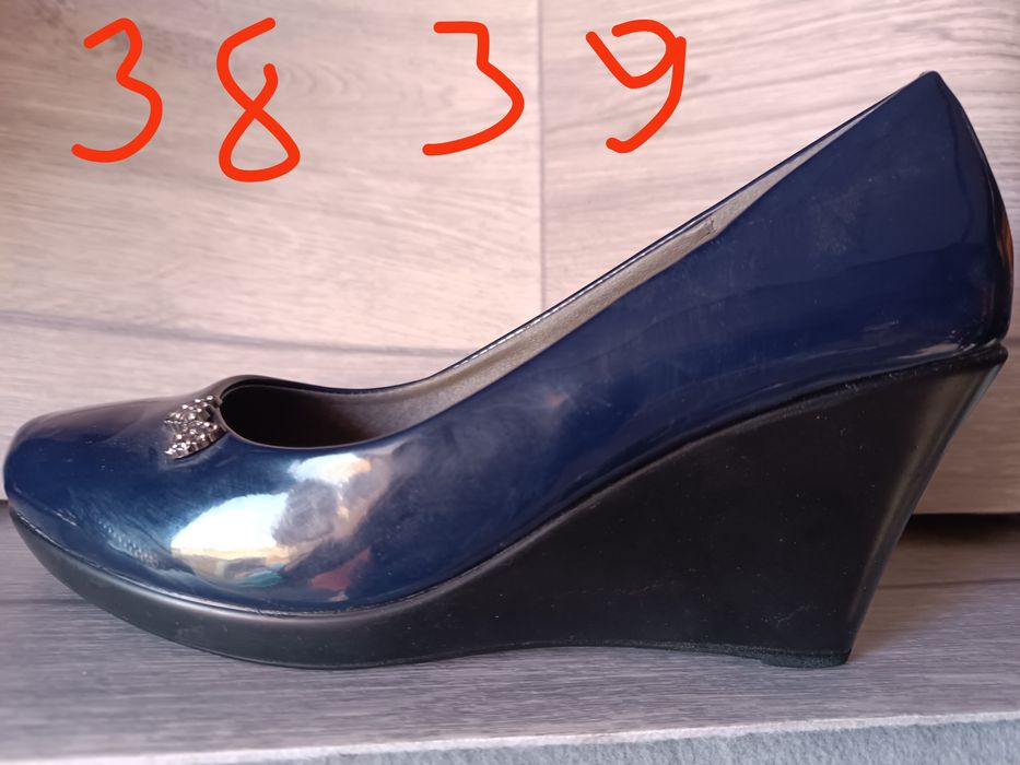 Распродажа новой обуви