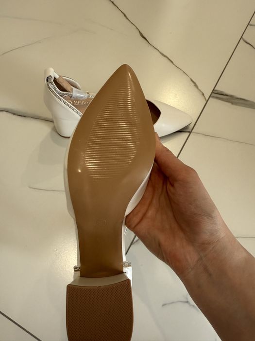 Туфли белые новые 40 размер