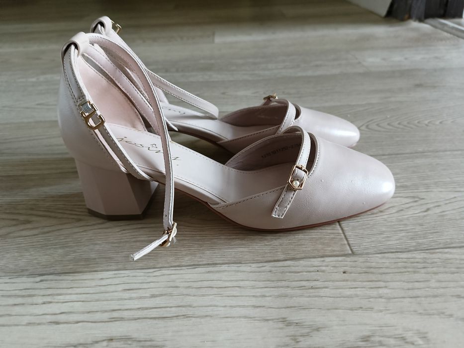 Продаю босоножки