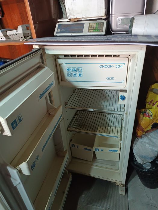 Продам два холодильника.