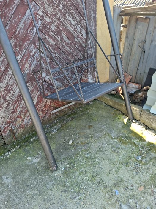 Balansoar cu 2 locuri din fier forjat,  șezut din lemn,  stare bună