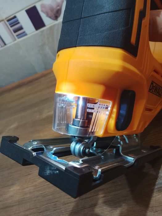 Fierestrău pendular DeWalt cu o baterie de 6a