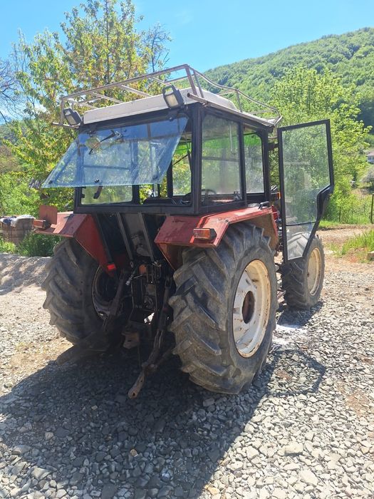 Vând Tractor  U 683 DTC, cu incarcator