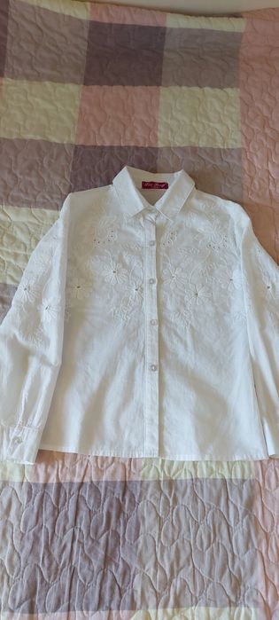 Рубашка белая на девочку.