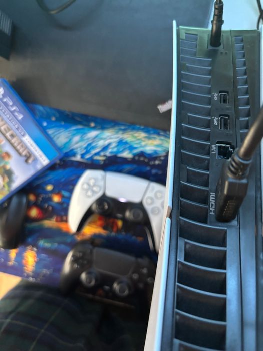 Плейстешън 5 с два джойстика и шест з игри