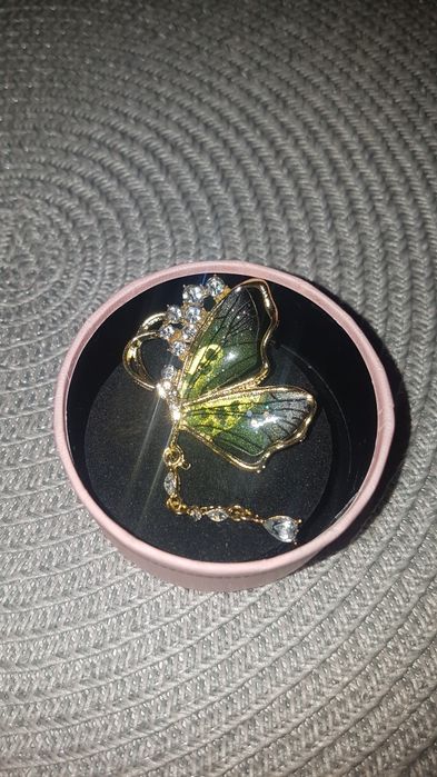 Брошки различни видове