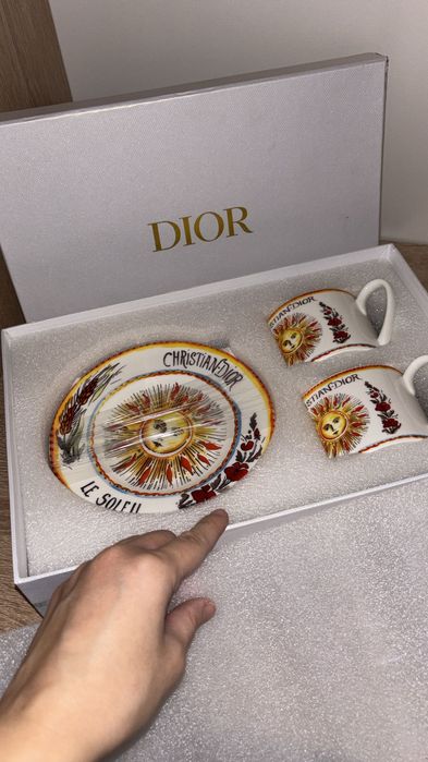 Set veselă ( 2 cani + 2 farfurii ) christian Dior