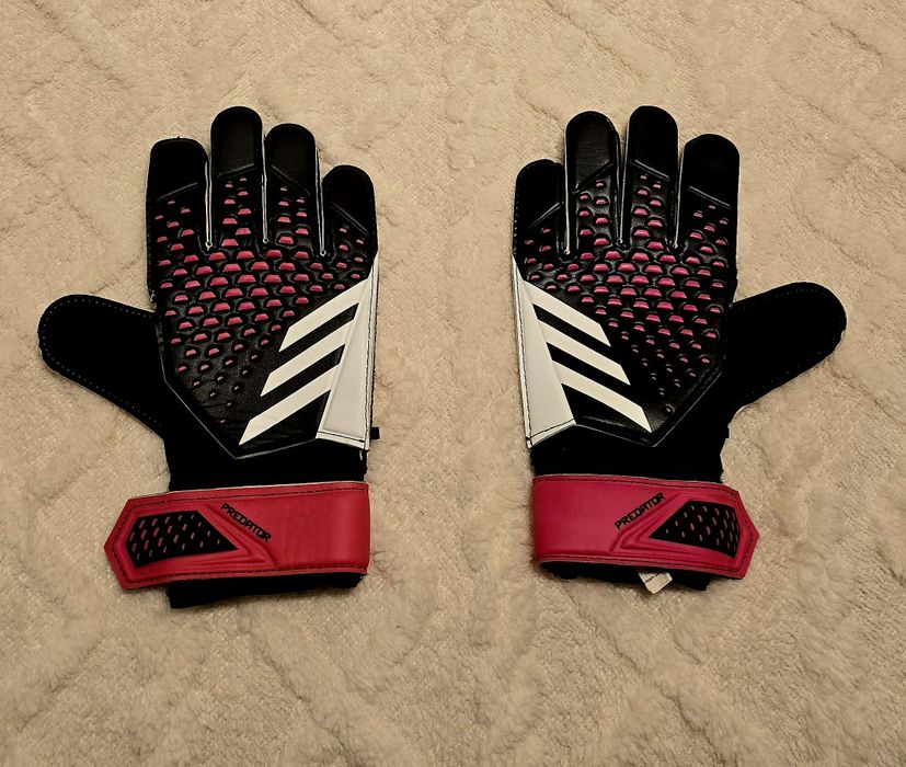 Оригинални футболни ръкавици на adidas.