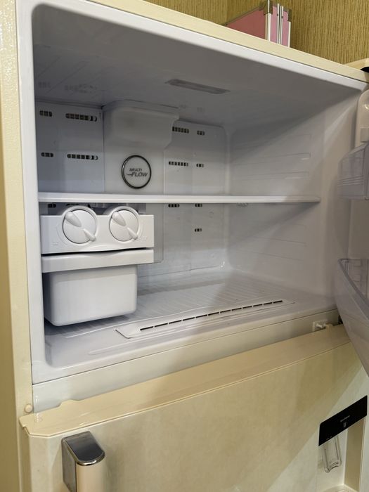 Холодильник с морозильной камерой