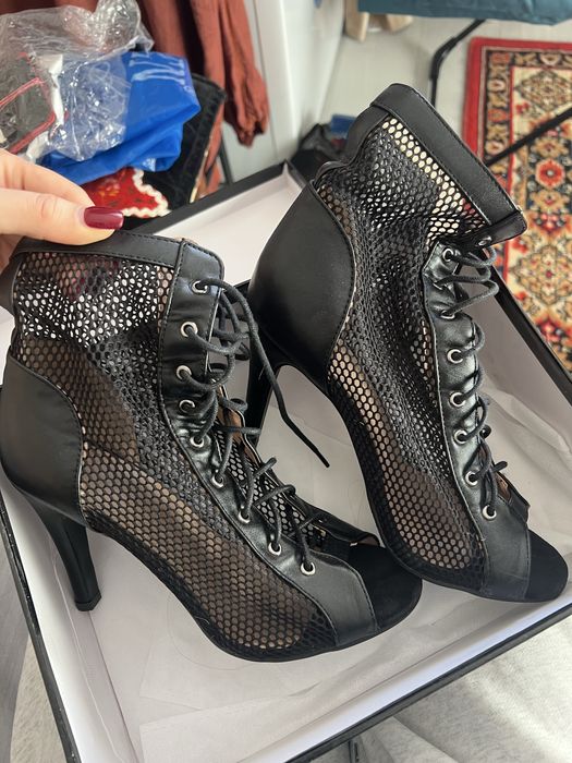 Туфли на высооком каблуке. Подойдет доя танцев Хилс.