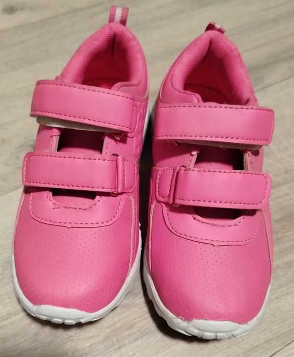 Vând adidași fete noi