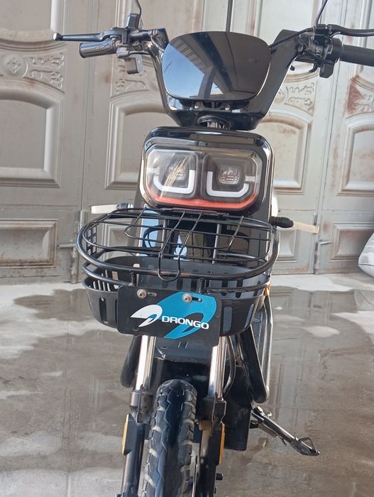 Qora rangli skuter