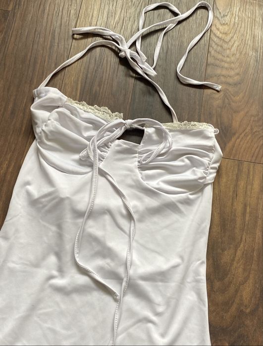 Къса бяла рокля