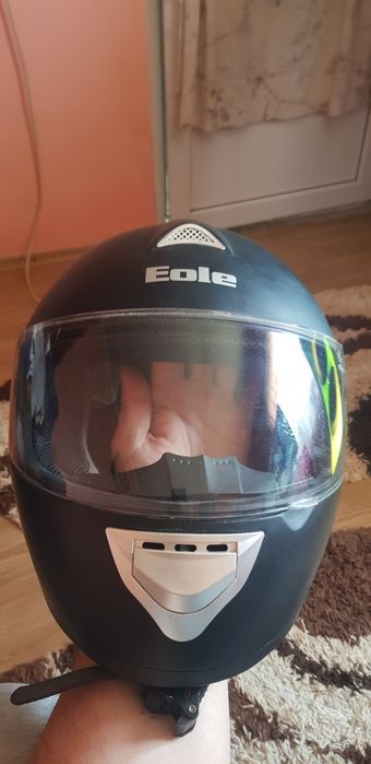 Vând cască aproape nouă