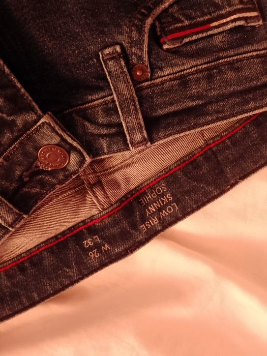 Vând o pereche de jeans Tommy Hilfiger