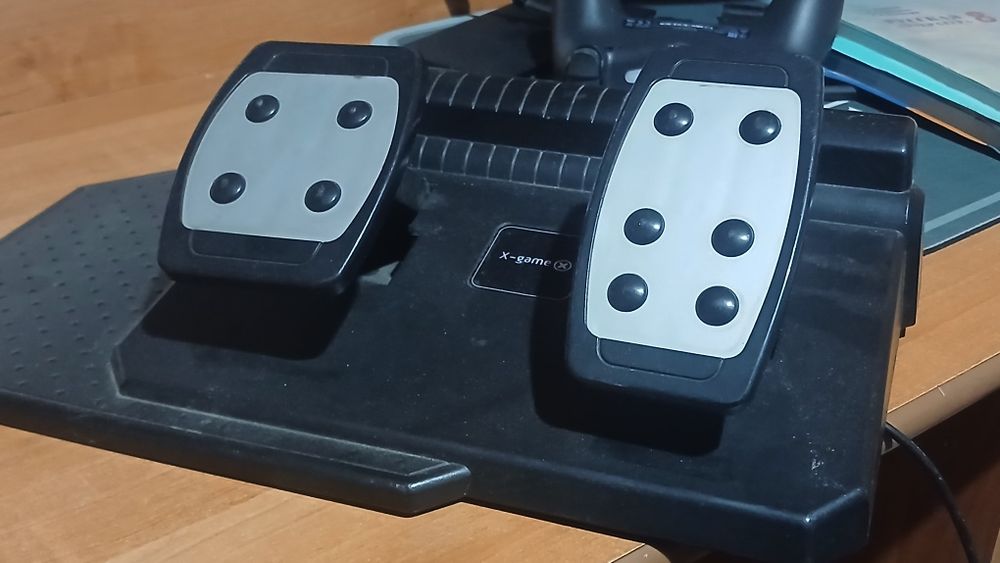 Игровой руль с педалями
