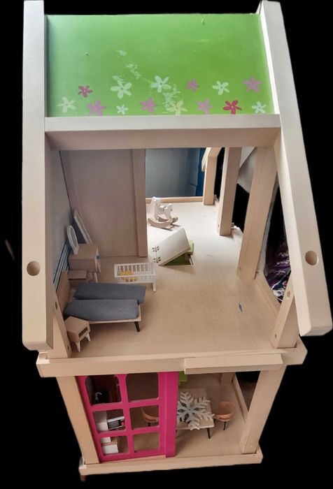 Дървена къща за кукли