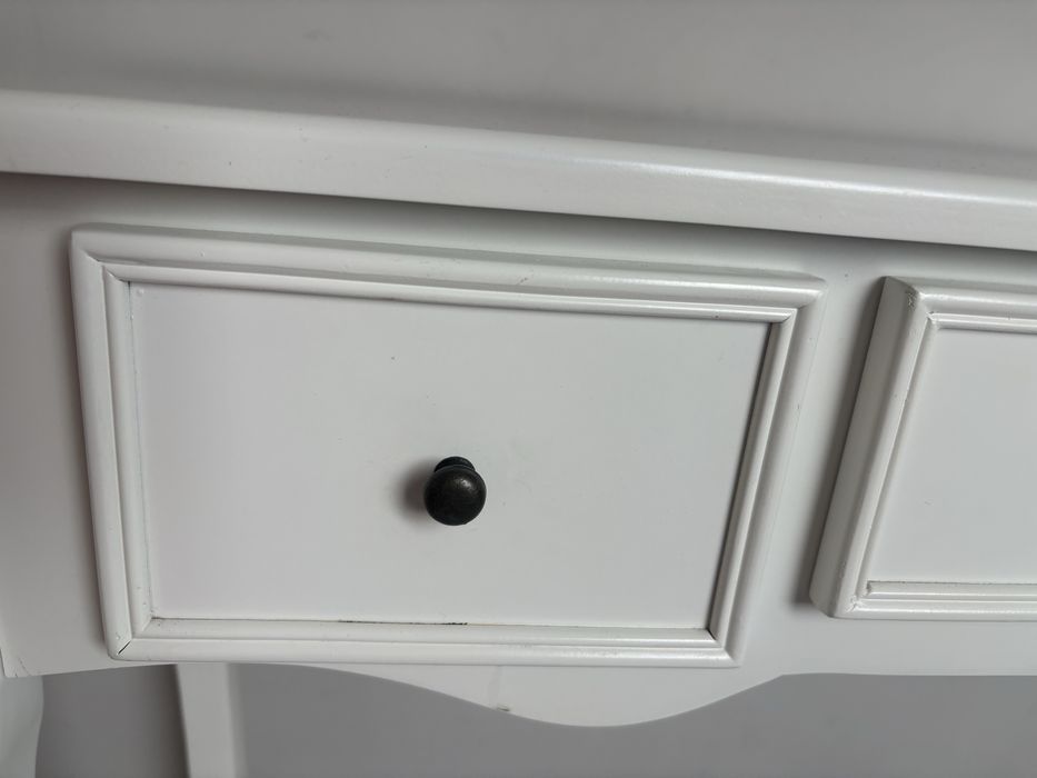 Măsuță de toaletă tip consolă, fină și elegantă