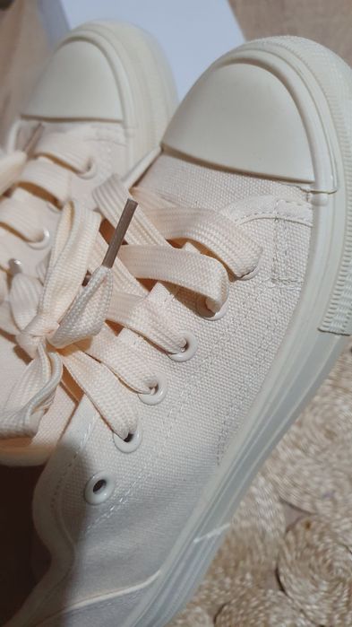 Tenisi beige noi, marime 37, interior 23 cm