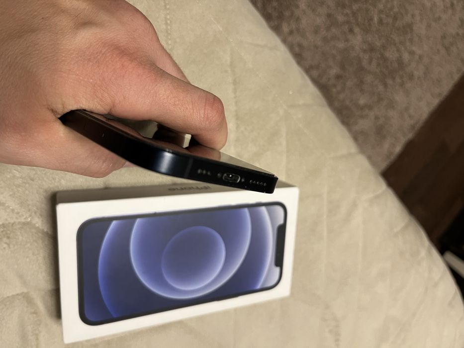 Продам Iphone 12